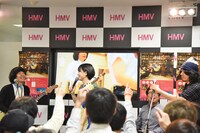 藤岡みなみ＆ザ・モローンズのインストアライブの様子。