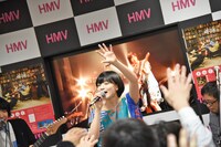 藤岡みなみ＆ザ・モローンズのインストアライブの様子。