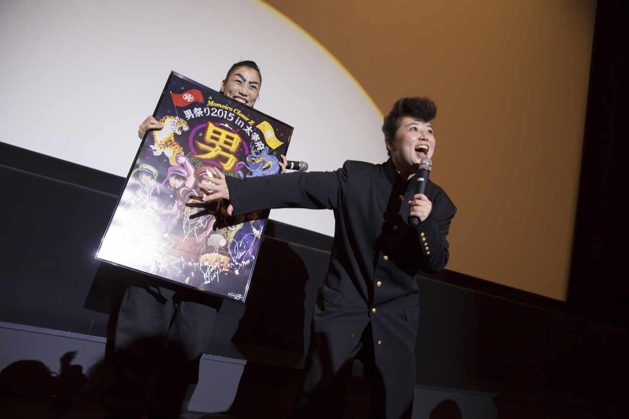 大阪・梅田ブルク7にて行われた「『ももクロ男祭り2015 in 太宰府』先行上映会」の様子。（撮影：塚田亮平）