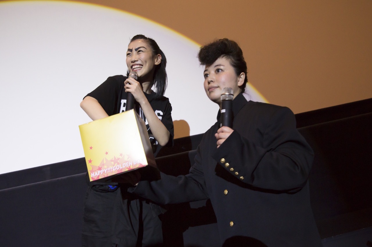 大阪・梅田ブルク7にて行われた「『ももクロ男祭り2015 in 太宰府』先行上映会」の様子。（撮影：塚田亮平）