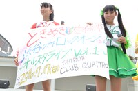 ワンマンライブ決定をカラフルなポスターで観客に知らせる坂井仁香（左）と吉川ひより（右）。