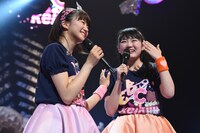 思わず涙を流す柏木ひなた（右）にそっと手を添える星名美怜（左）。