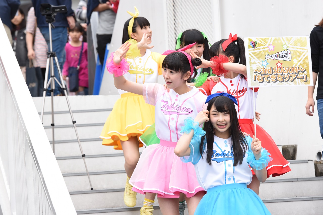 場内を練り歩くときめき▽宣伝部。