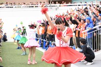 通路に飛び出して歌うときめき▽宣伝部。