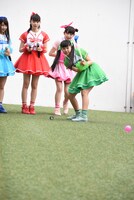 ボールがフックしてしまう吉川ひより（右端）。