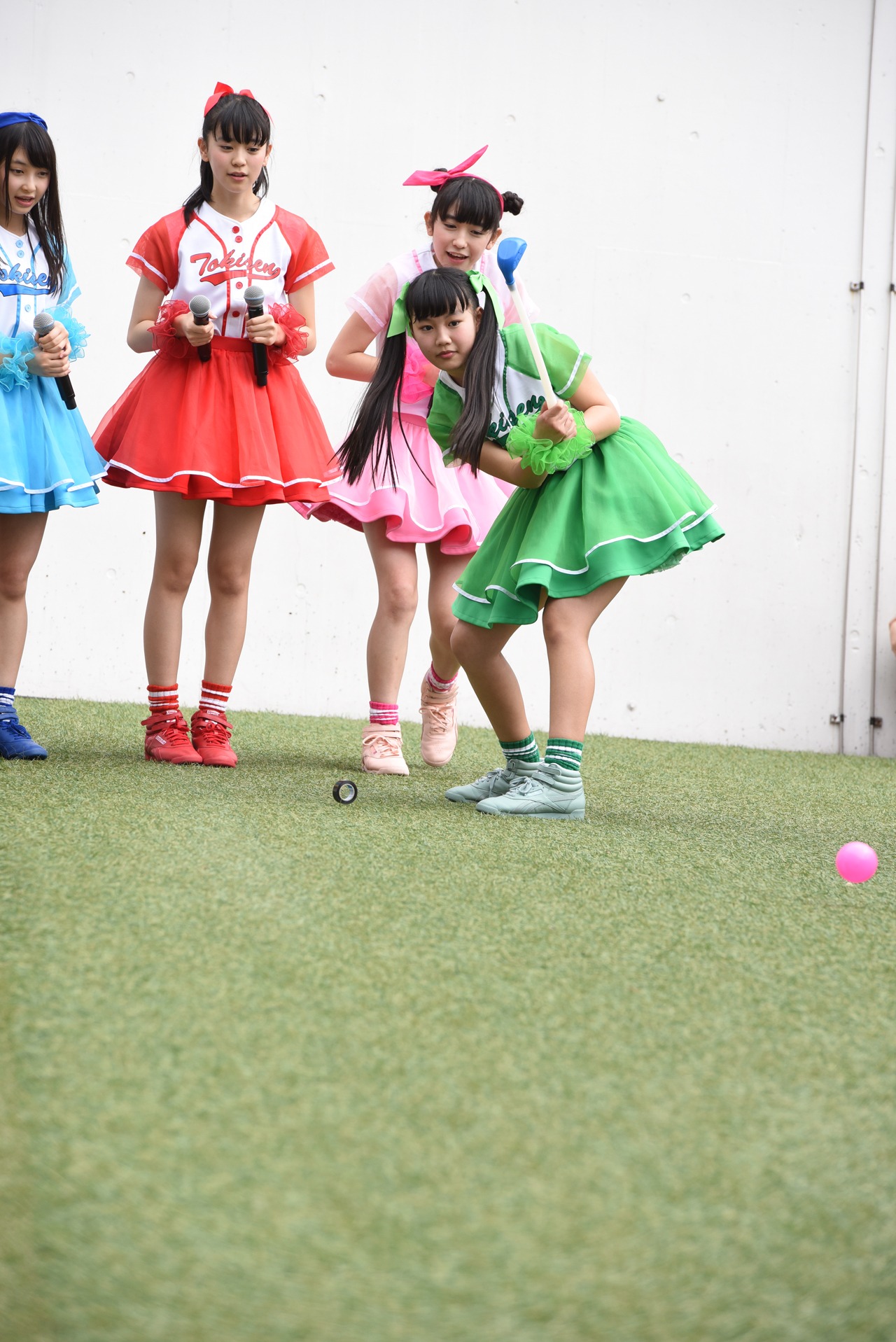 ボールがフックしてしまう吉川ひより（右端）。