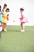 ダフる小泉遥香（右端）。