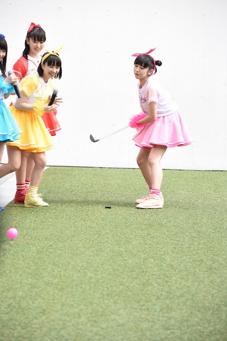 ダフる小泉遥香（右端）。