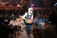 ニワトリの被り物をして客席を駆け巡る高田彪我。（写真提供：SDR）