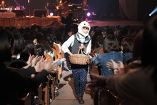 ニワトリの被り物をして客席を駆け巡る高田彪我。（写真提供：SDR）