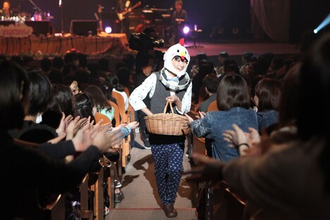 ニワトリの被り物をして客席を駆け巡る高田彪我。（写真提供：SDR）