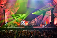 「GLAY HIGHCOMMUNICATIONS TOUR 2016 "Supernova"」4月24日公演の様子。（撮影：岡田裕介）