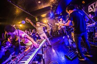 「ATATA『JOY』Release Tour 2016 -WE ARE ATATA ARMY!!! IN JAPAN!!!-」東京・新代田FEVER公演の様子。（撮影：冨田味我）