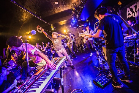 「ATATA『JOY』Release Tour 2016 -WE ARE ATATA ARMY!!! IN JAPAN!!!-」東京・新代田FEVER公演の様子。（撮影：冨田味我）