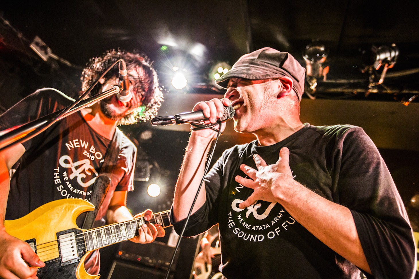 左からDai Torii（G）、Mitsuyoshi Nabekawa（Vo）。（撮影：冨田味我）