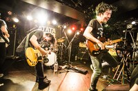 「ATATA『JOY』Release Tour 2016 -WE ARE ATATA ARMY!!! IN JAPAN!!!-」東京・新代田FEVER公演の様子。（撮影：冨田味我）