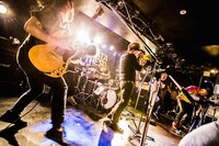 「ATATA『JOY』Release Tour 2016 -WE ARE ATATA ARMY!!! IN JAPAN!!!-」東京・新代田FEVER公演の様子。（撮影：冨田味我）