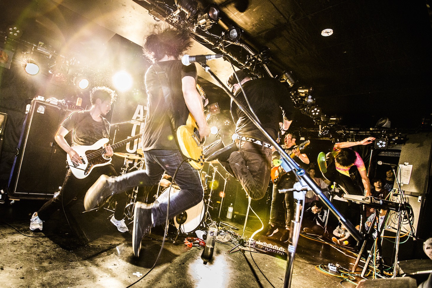 「ATATA『JOY』Release Tour 2016 -WE ARE ATATA ARMY!!! IN JAPAN!!!-」東京・新代田FEVER公演の様子。（撮影：冨田味我）