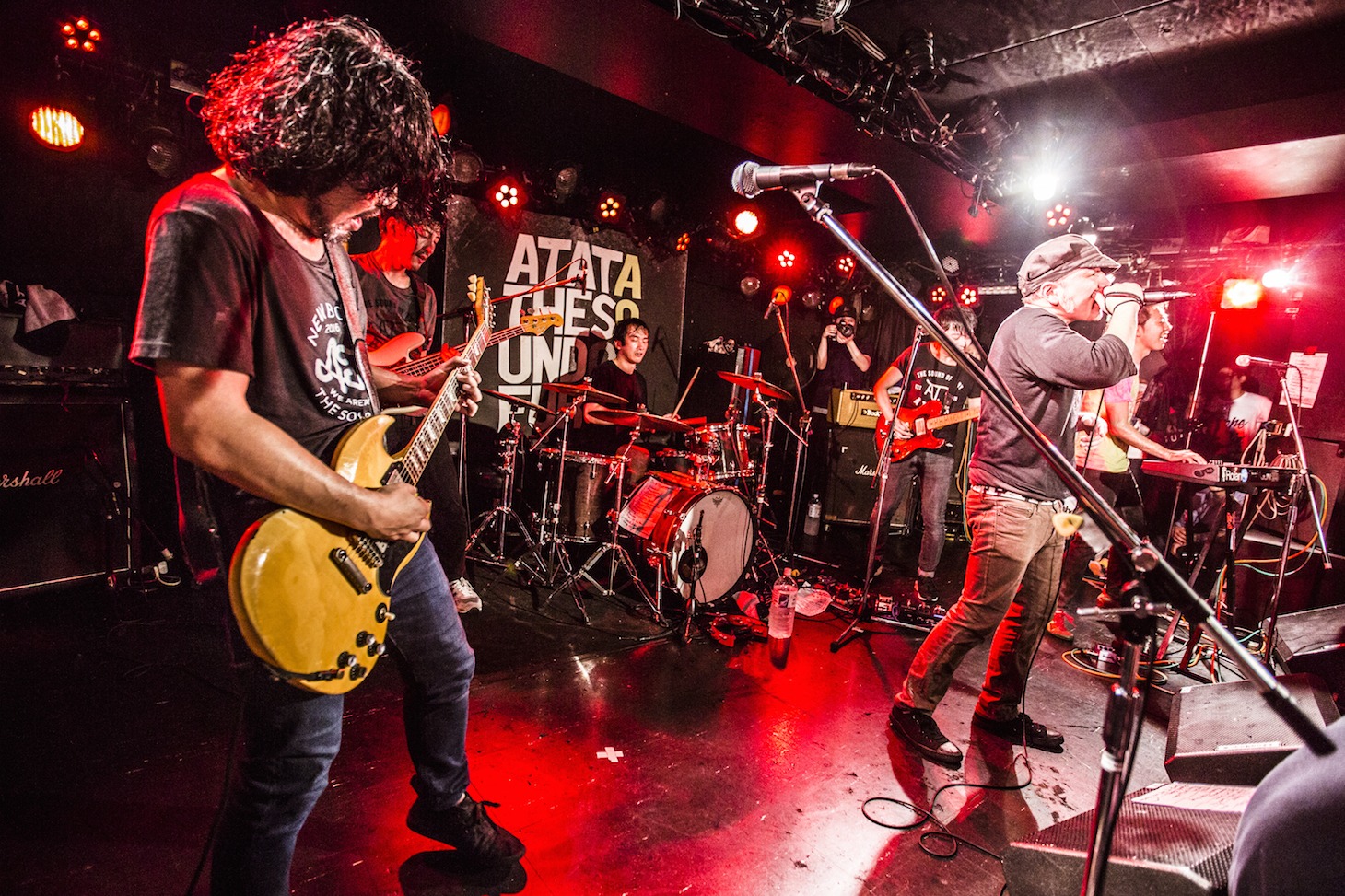 「ATATA『JOY』Release Tour 2016 -WE ARE ATATA ARMY!!! IN JAPAN!!!-」東京・新代田FEVER公演の様子。（撮影：冨田味我）