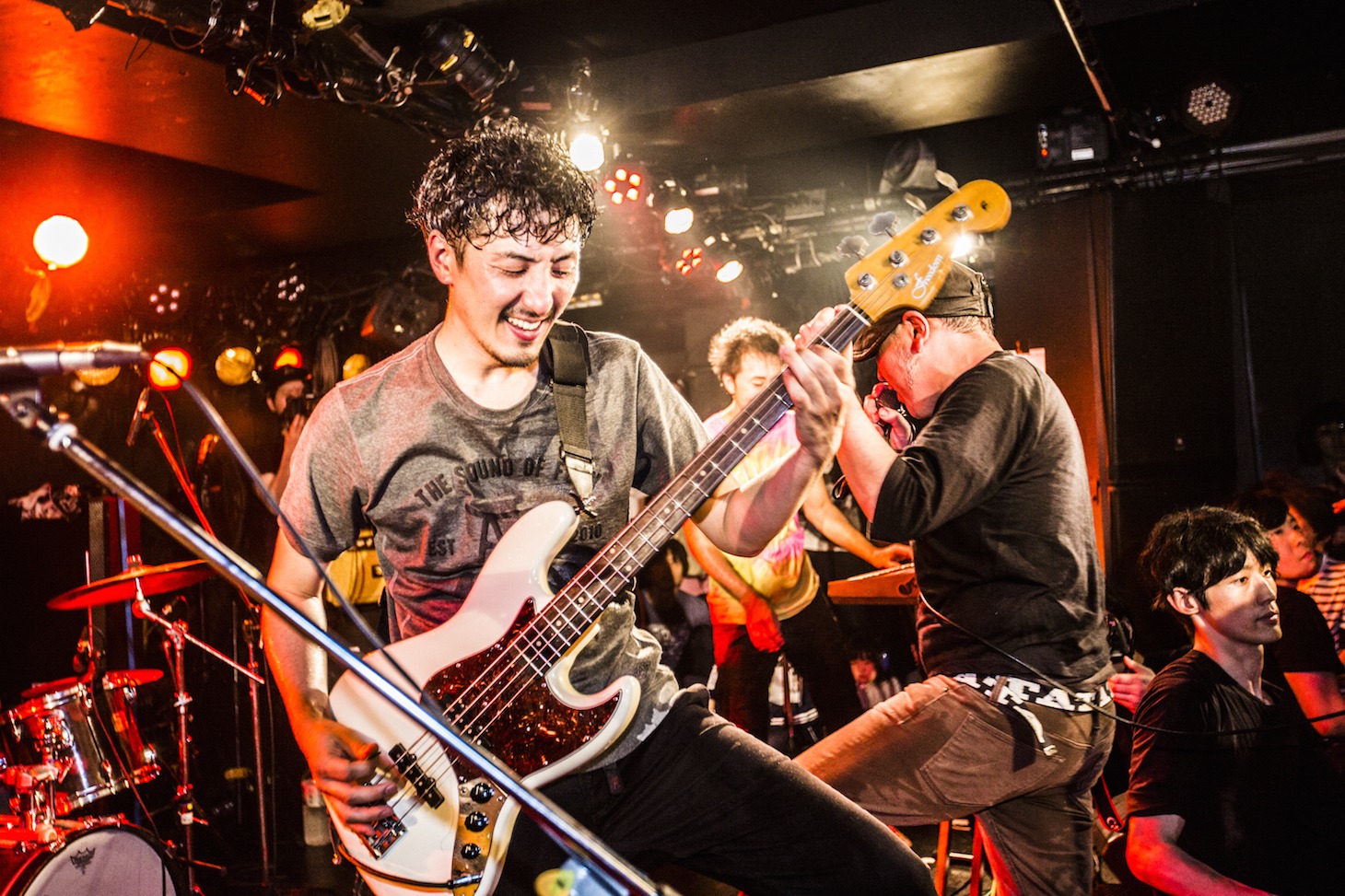 「ATATA『JOY』Release Tour 2016 -WE ARE ATATA ARMY!!! IN JAPAN!!!-」東京・新代田FEVER公演の様子。（撮影：冨田味我）