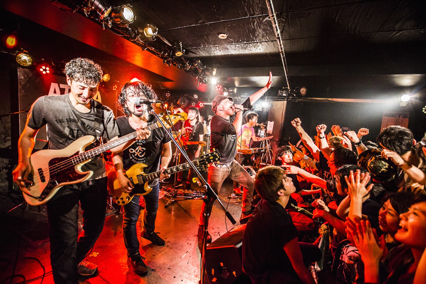 「ATATA『JOY』Release Tour 2016 -WE ARE ATATA ARMY!!! IN JAPAN!!!-」東京・新代田FEVER公演の様子。（撮影：冨田味我）