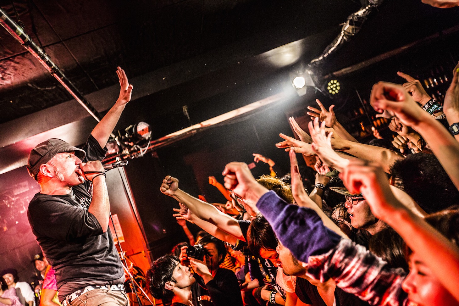 「ATATA『JOY』Release Tour 2016 -WE ARE ATATA ARMY!!! IN JAPAN!!!-」東京・新代田FEVER公演の様子。（撮影：冨田味我）