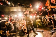 「ATATA『JOY』Release Tour 2016 -WE ARE ATATA ARMY!!! IN JAPAN!!!-」東京・新代田FEVER公演の様子。（撮影：冨田味我）