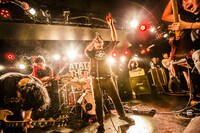 「ATATA『JOY』Release Tour 2016 -WE ARE ATATA ARMY!!! IN JAPAN!!!-」東京・新代田FEVER公演の様子。（撮影：冨田味我）