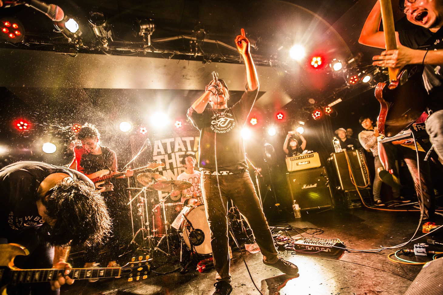 「ATATA『JOY』Release Tour 2016 -WE ARE ATATA ARMY!!! IN JAPAN!!!-」東京・新代田FEVER公演の様子。（撮影：冨田味我）