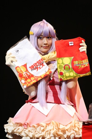 イベントの物販アイテムを紹介する、アニメ公式コスプレイヤーの御伽ねこむ。（写真提供：バンダイビジュアル）