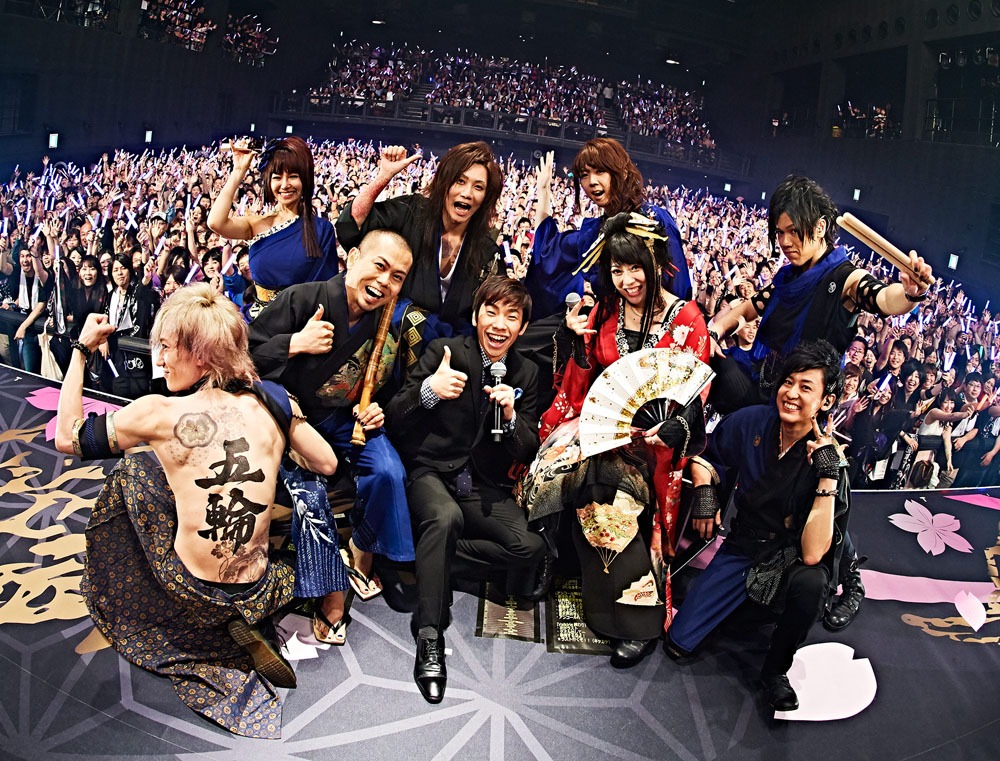 和楽器バンドと織田信成。（Photo by KEIKO TANABE / TAMARUYA）