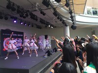 ばってん少女隊によるライブパフォーマンスの様子。（写真提供：ビクターエンタテインメント）