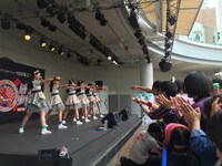 ばってん少女隊によるライブパフォーマンスの様子。（写真提供：ビクターエンタテインメント）