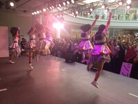 ばってん少女隊によるライブパフォーマンスの様子。（写真提供：ビクターエンタテインメント）