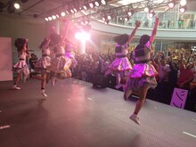 ばってん少女隊によるライブパフォーマンスの様子。（写真提供：ビクターエンタテインメント）