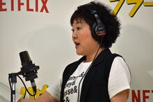 生アフレコを披露する坂本千夏。