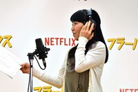 生アフレコを披露する伊藤美紀。