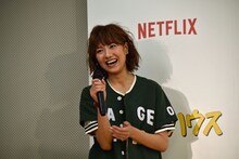 生アフレコに感動する宮澤佐江。