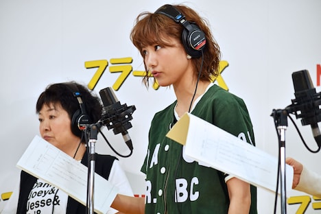 アフレコに挑戦する宮澤佐江。