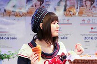 チョココロネを手に“最高のひと言”を披露する竹達彩奈。
