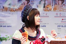 チョココロネを手に“最高のひと言”を披露する竹達彩奈。