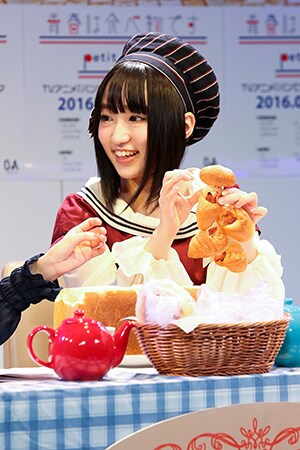 ベーコンエピを手にした悠木碧。