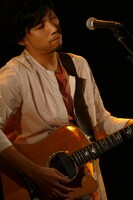 吉田結威（G, Vo）（提供：ポニーキャニオン）