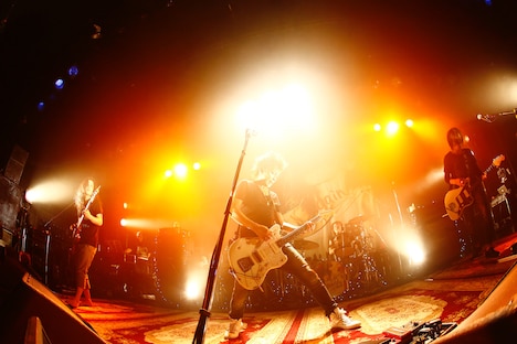 「INORAN TOUR 2016 -BEAUTIFUL NOW again-」東京・LIQUIDROOM公演の様子。（撮影：洲脇理恵 / MAXPHOTO）