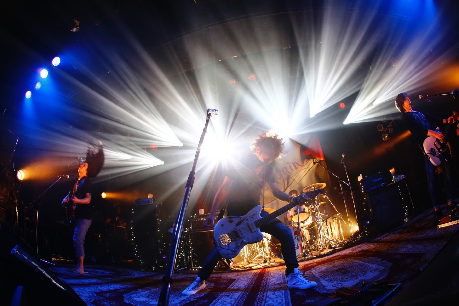 「INORAN TOUR 2016 -BEAUTIFUL NOW again-」東京・LIQUIDROOM公演の様子。（撮影：洲脇理恵 / MAXPHOTO）