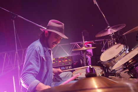 対馬祥太郎（Dr）（撮影：上飯坂一）