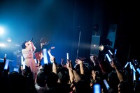 綾野ましろ「growing wing」の様子。（photo by HIDEKI AKITA）