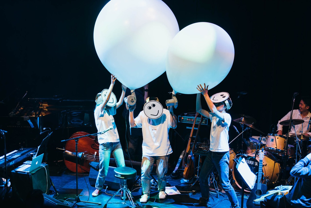 蓮沼執太「メロディーズ・ツアー2016 東京公演」2ndステージの様子。（Photo by TAKEHIRO GOTO）