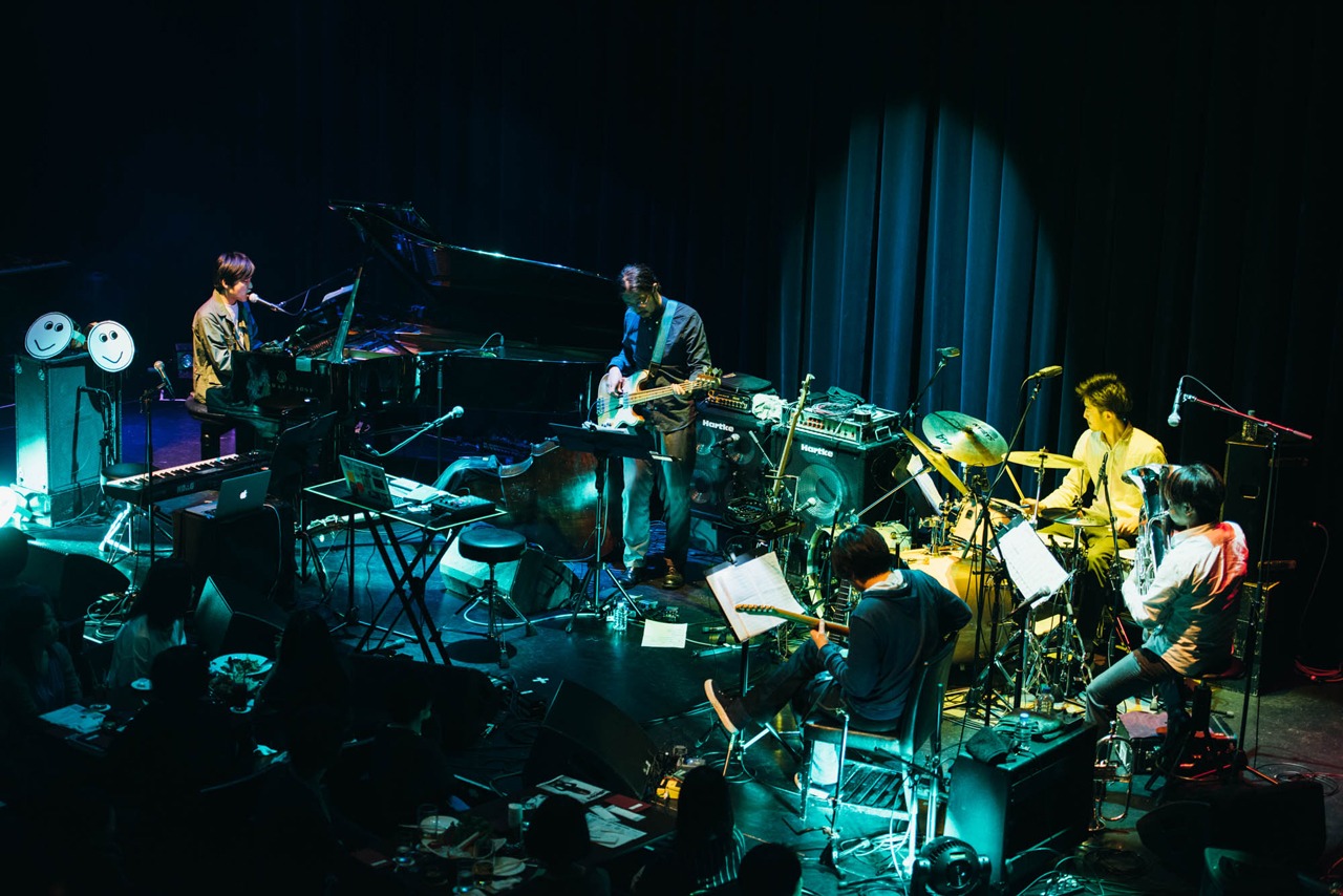 蓮沼執太「メロディーズ・ツアー2016 東京公演」2ndステージの様子。（Photo by TAKEHIRO GOTO）