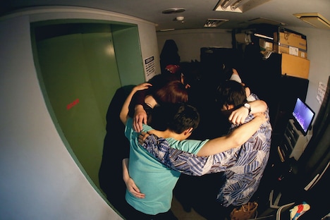 本番前に円陣を組むnicoten。（撮影：後藤壮太郎）